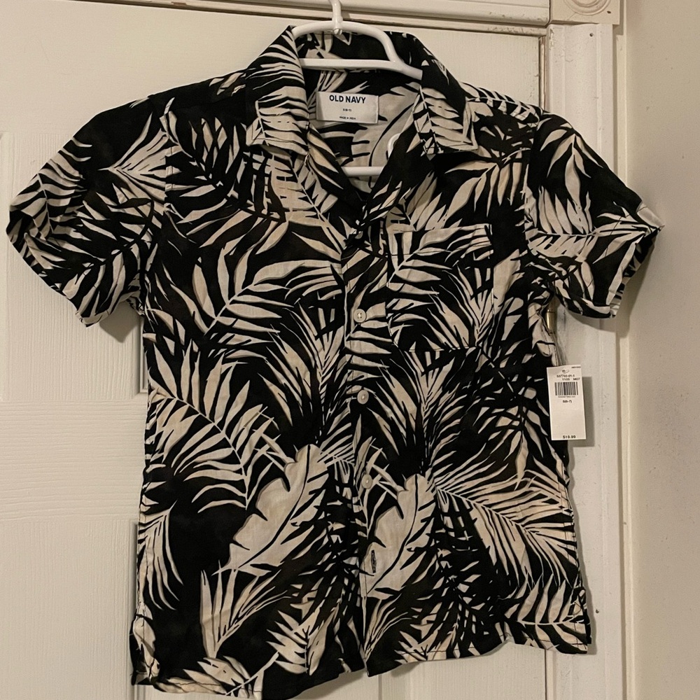 NWT Old Navy boys top Size S (6/7)